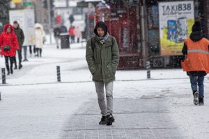 Утренняя суета в центре заснеженного Запорожья (ФОТОРЕПОРТАЖ)