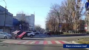 В Запорожье тройное ДТП попало на видео: водителя госпитализировали