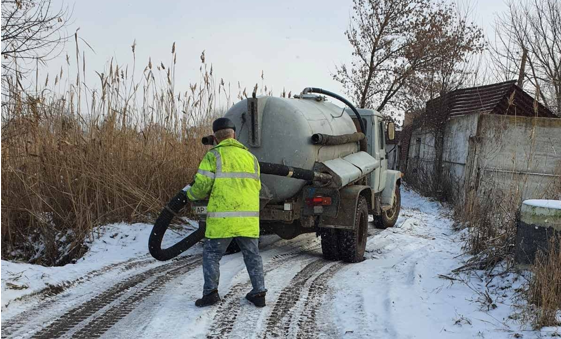 Сливал нечистоты на берегу водоема: ассенизатора поймали на горячем в Запорожской области (ФОТО, ВИДЕО)