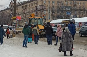 Коммунальщики вручную помогают технике  расчищать от снега остановки в Запорожье (ВИДЕО)