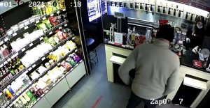 В Запорожье мужчина украл товар в магазине “Hop Hey”: его просят опознать (ВИДЕО, ФОТО)