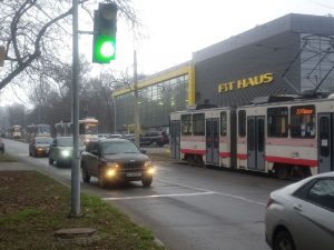 В центре Запорожья 7 трамваев в стоят в пробке из-за ДТП (ФОТО)