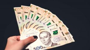 Как досрочно снять деньги, которые начисляются на экономический паспорт украинца