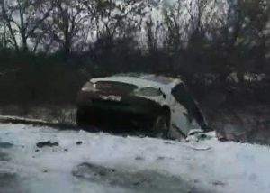 Трасса Запорожье-Днепр    превратилась в “каток”: авто массово слетели в кювет (ВИДЕО)
