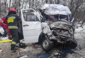 В ДТП погибли 11 человек: маршрутка столкнулась с грузовиком в Черниговской области (ФОТО)