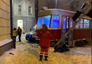 Сошедший с рельсов трамвай насмерть задавил женщину в Днепре (ФОТО, ВИДЕО)