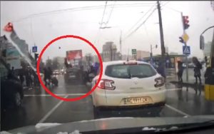 Подросток-беглец сбил пятерых на “зебре”: на видео попал момент жуткого ДТП в Луцке
