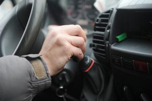 Рук на руль не хватает: “многозадачного” маршрутчика засняли в Запорожье (ВИДЕО)
