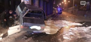 В Запорожье ВАЗ на скорости врезался в опору моста на Космосе: парня вырезали из салона (ФОТО)
