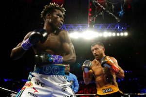 Опубликовано видео, как Ломаченко, издеваясь, эффектно не стал добивать Комми