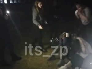 Потеря зрения и сильные побои: школьницы устроили жестокое избиение ровесниц в Запорожье (ВИДЕО 18+)