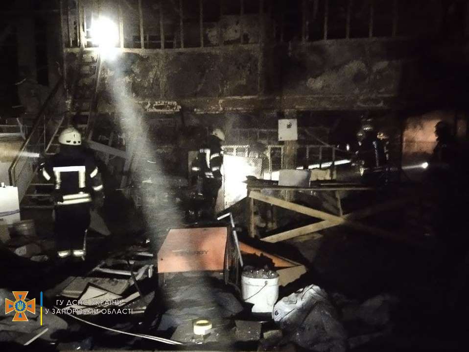 Пожар на запорожском заводе тушили около часа (ФОТО)
