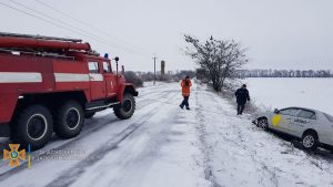 Спасатели вытаскивали грузовики и легковушки на трассах Запорожской области: какова ситуация сейчас (ФОТО)