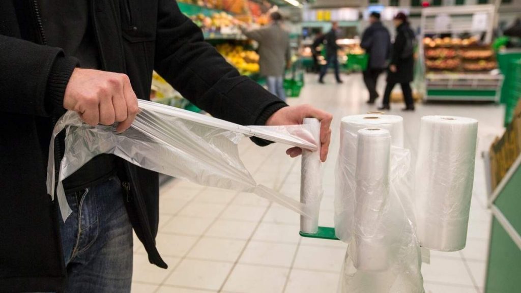 Курьезы: запорожцам показали, как обойтись без бесплатных пакетиков в супермаркетах