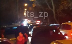 На Хортице огромная пробка: запорожцы массово ринулись в новогодний городок (ВИДЕО)