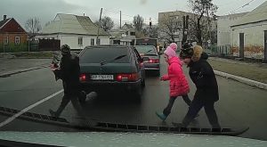Под Запорожьем трое детей чудом не оказались под колесами: момент попал на ВИДЕО