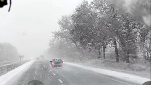 Снегом замело трассу “Запорожье-Днепр” (ВИДЕО)