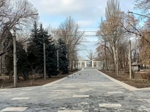В “Дубовке” новой плиткой соединили две аллеи (ФОТО, ВИДЕО)