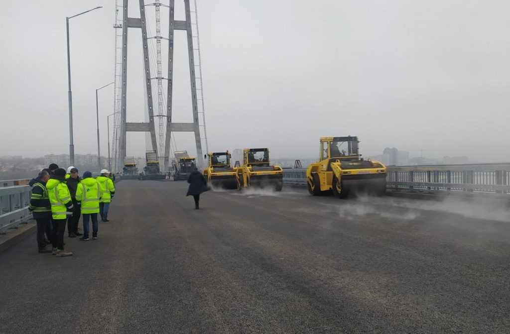 Скоро поедем: как на вантовом мосту в Запорожье укладывают асфальт (ФОТО, ВИДЕО)