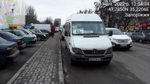 Марштрутчик “затесался” среди оштрафованных водителей в Запорожье (ФОТО)