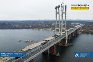 Фотофакт: в Запорожье на вантовом мосту положили асфальт и нанесли разметку
