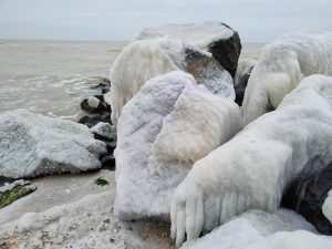 Опубликованы завораживающие фото обледеневшего берега Кирилловки в январе