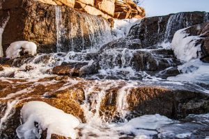 Фотограф запечатлела полузамерзший водопад под Запорожьем (ФОТО)