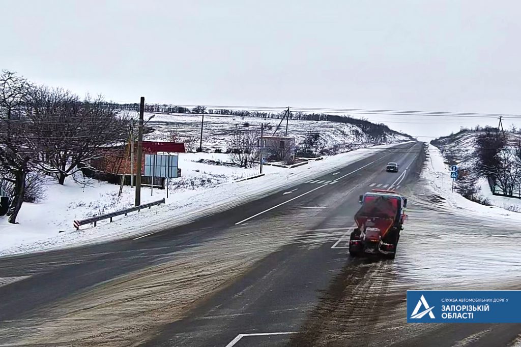 В Запорожской области дороги обработали от гололеда: в каком состоянии основные трассы