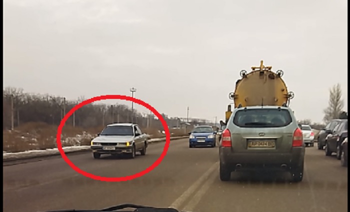 В Запорожье водитель пытался обогнать пробку задним ходом по встречной (ВИДЕО)