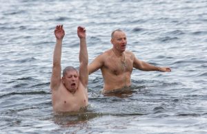Крещение 2022: как прошли купания на главном пляже Запорожья (ФОТОРЕПОРТАЖ)
