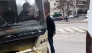 В Запорожье троллейбус “поцеловал” маршрутку: водители скандалили (ВИДЕО)