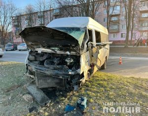 “Идет поиск очевидцев”: полиция прокомментировала серьезное ДТП с маршруткой в Запорожье (ФОТО)