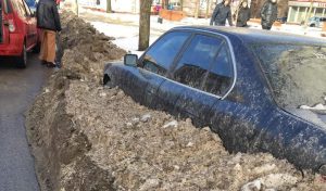 В Запорожье коммунальщики “закопали” авто в снег с грязью (ФОТО)
