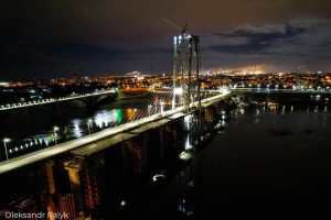 Завораживающее зрелище: как выглядит подсветка на вантовом мосту в Запорожье (ФОТО)