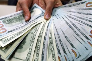 НБУ повысил курс доллара до максимума за семь лет: что будет с валютой