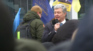 Порошенко встретили агенты ГБР: в аэропорту Киева собрались сторонники (ФОТО)