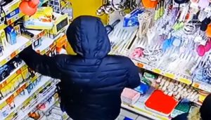 Выдал себя сам: камера засняла “минуту славы” вора аудиотехники в Запорожье (ВИДЕО)
