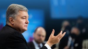 Суд наложил арест на все имущество Петра Порошенко: что известно
