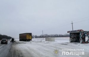 Водитель фуры из-за заноса на трассе сбил женщину возле остановки в Запорожской области (ФОТО)