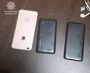 В Запорожье парень отбирал телефоны у прохожих женщин (ФОТО)