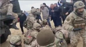 В Казахстане протестующие захватили в плен военных (ВИДЕО)