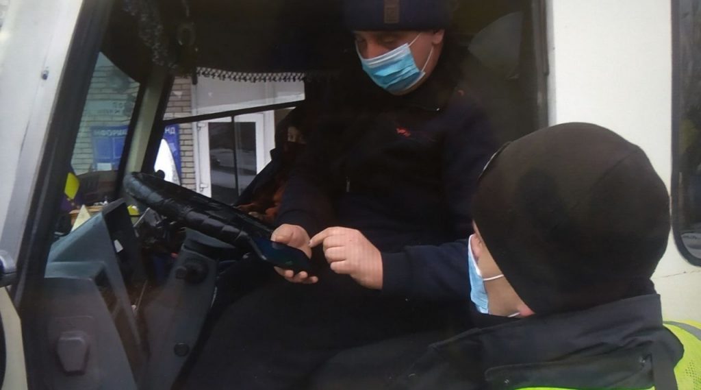 В Запорожье полиция проверяет общественный транспорт: документы требуют и у пассажиров (ФОТО)