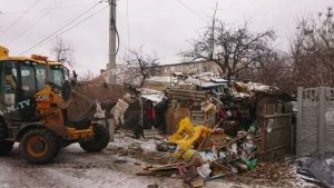 Женщину с кровотечением ищут в ее доме под тоннами мусора: ЧП в Запорожской области (ФОТО, ВИДЕО)