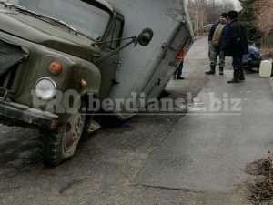 В Запорожской области под асфальт провалилось спецавто коммунальщиков: ФОТОФАКТ