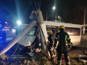 Маршрутка влетела в столб в Запорожской области: водителя деблокировали спасатели (ФОТО, ВИДЕО)