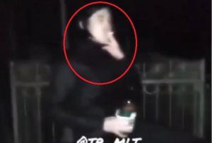 В Запорожской области подростки устроили попойку, сидя на могиле (ВИДЕО)