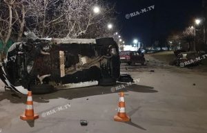 Серьезное тройное ДТП в Запорожской области: микроавтобус перевернулся, авто “разбросаны” по дороге (ФОТО)