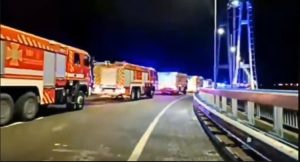 “Готовимся”: Запорожье по вантовому мосту проехали десятки авто полиции, “скорой” и ГСЧС (ВИДЕО)