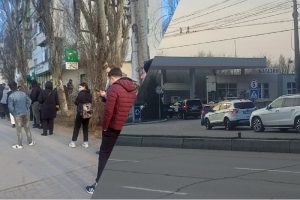 Ажиотаж на наличные, топливо и продукты: какова обстановка в центре Запорожья (ФОТО)