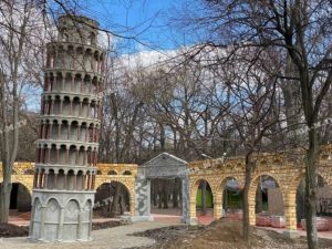 В Запорожской области достраивают итальянский сквер с копией Пизанской башни: как он выглядит (ФОТО)